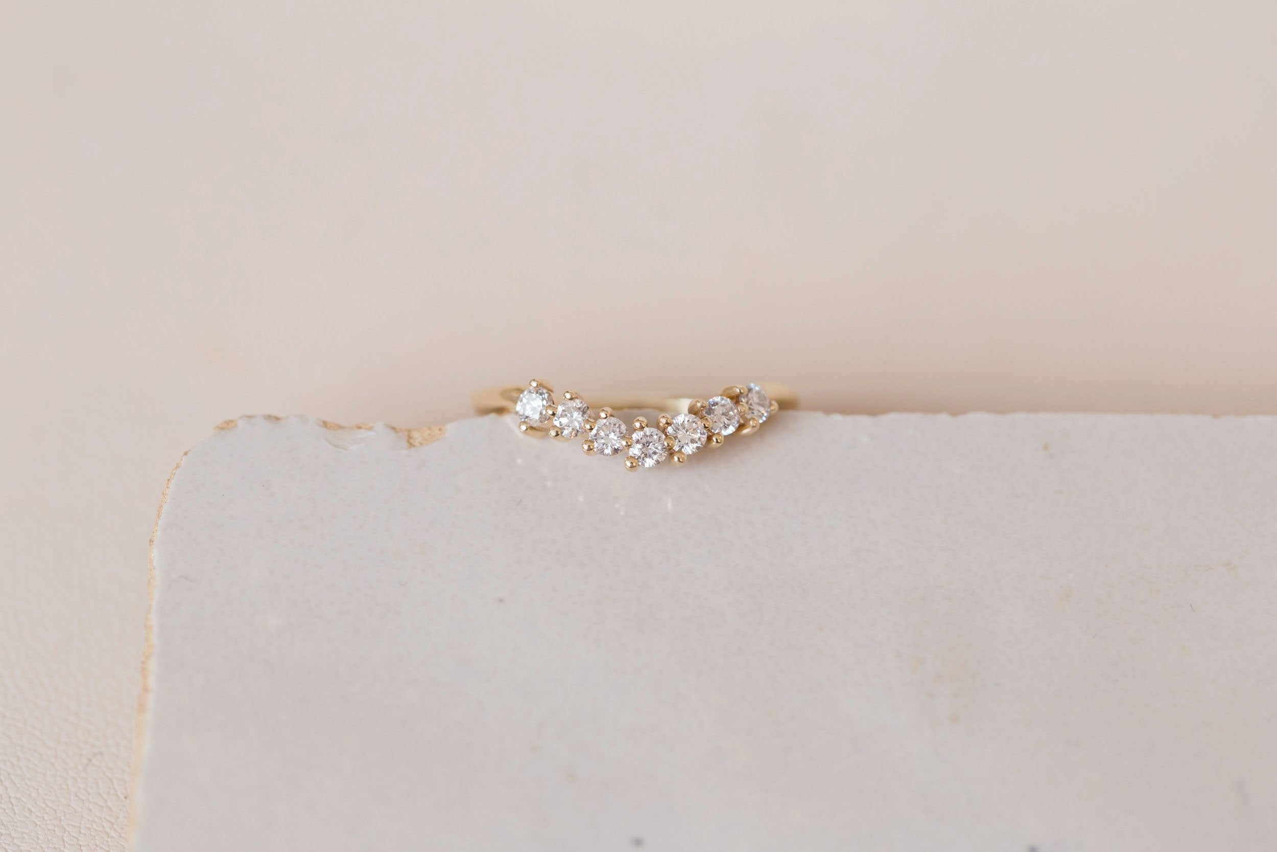 Seven Diamond Contour Curve Band 2.3 mm | 14k Recycled Gold