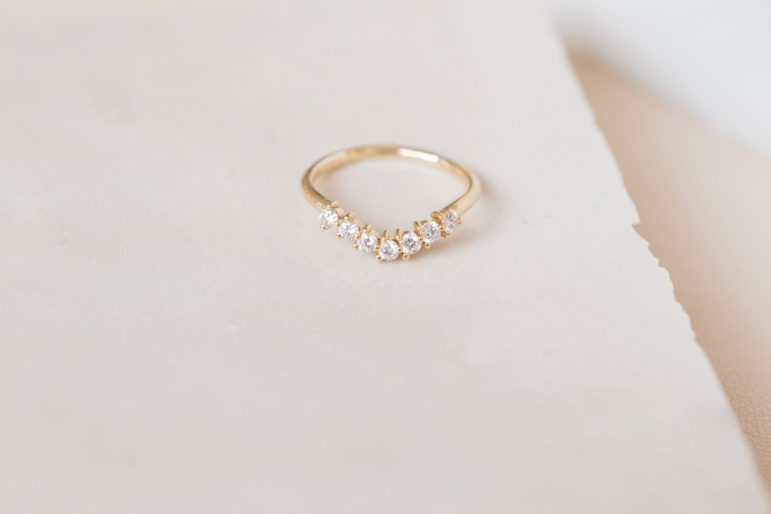 Seven Diamond Contour Curve Band 2.3 mm | 14k Recycled Gold