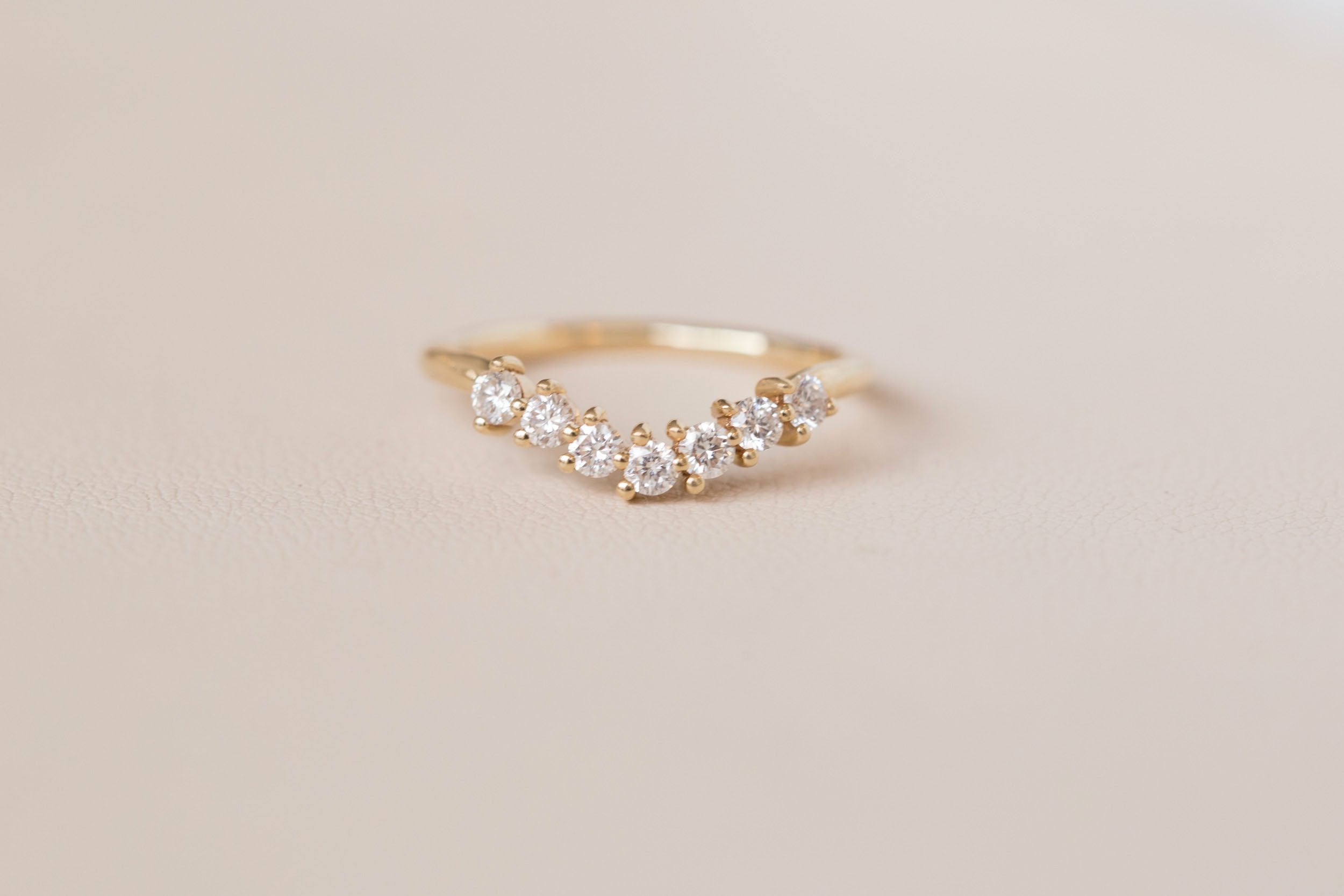Seven Diamond Contour Curve Band 2.3 mm | 14k Recycled Gold