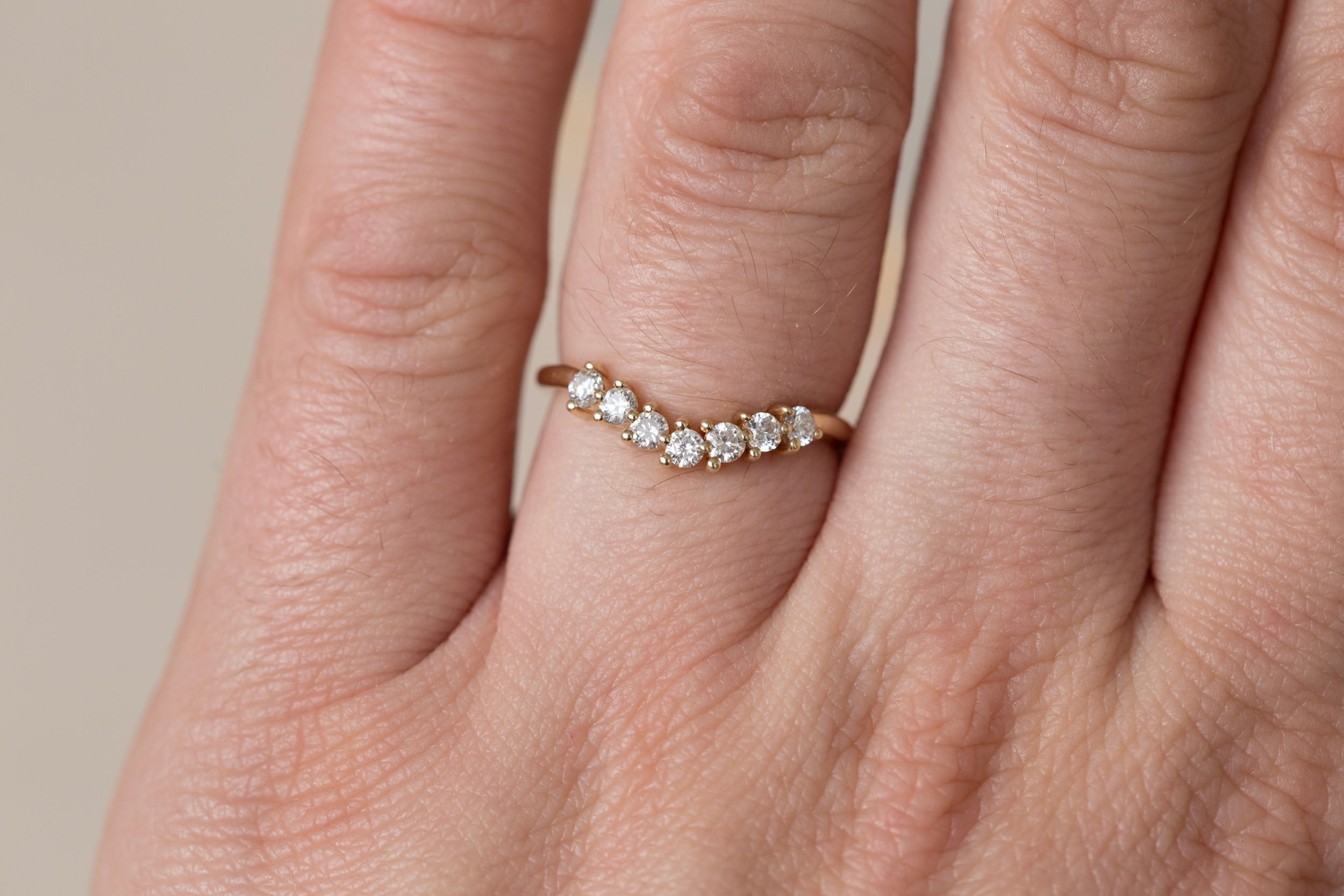 Seven Diamond Contour Curve Band 2.3 mm | 14k Recycled Gold