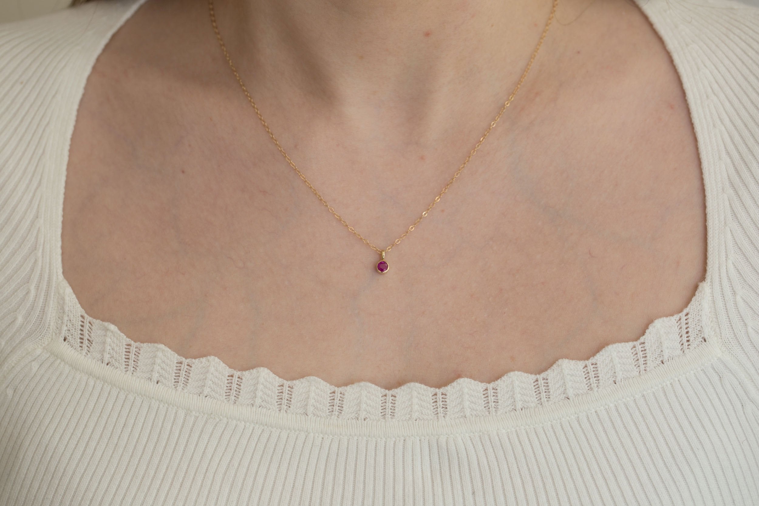 置物 Ruby Hexagon Ruby Tie Tack, Polished Chatoyant Ruby Crystal Tie